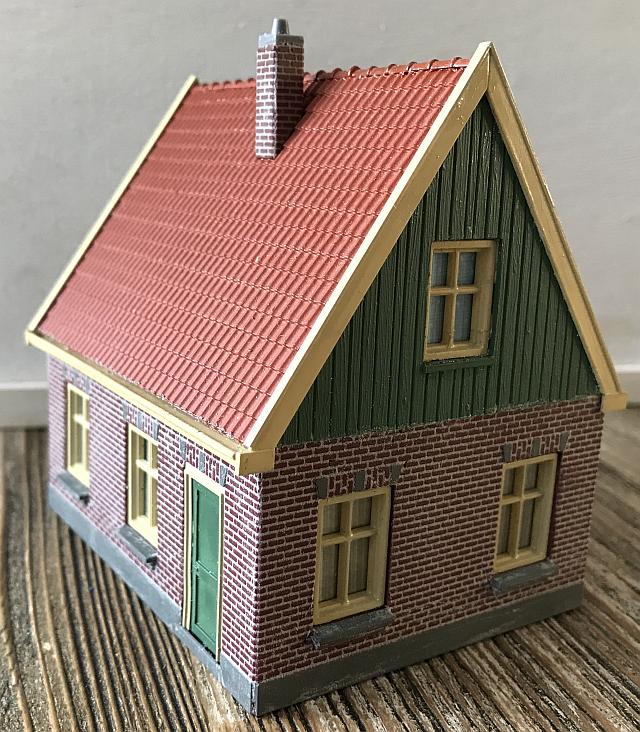 huis met puntdak en houten beschot