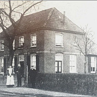 Oud materialen werd Gelders tramhalte-café